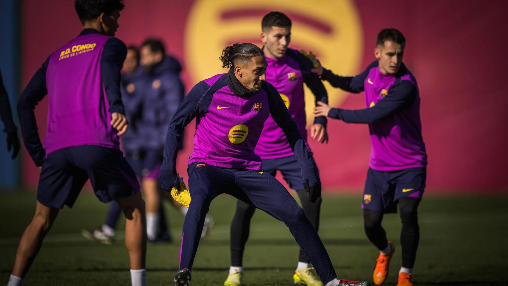 Raphinha se entrena con el resto de compañeros antes del Barça-Alavés