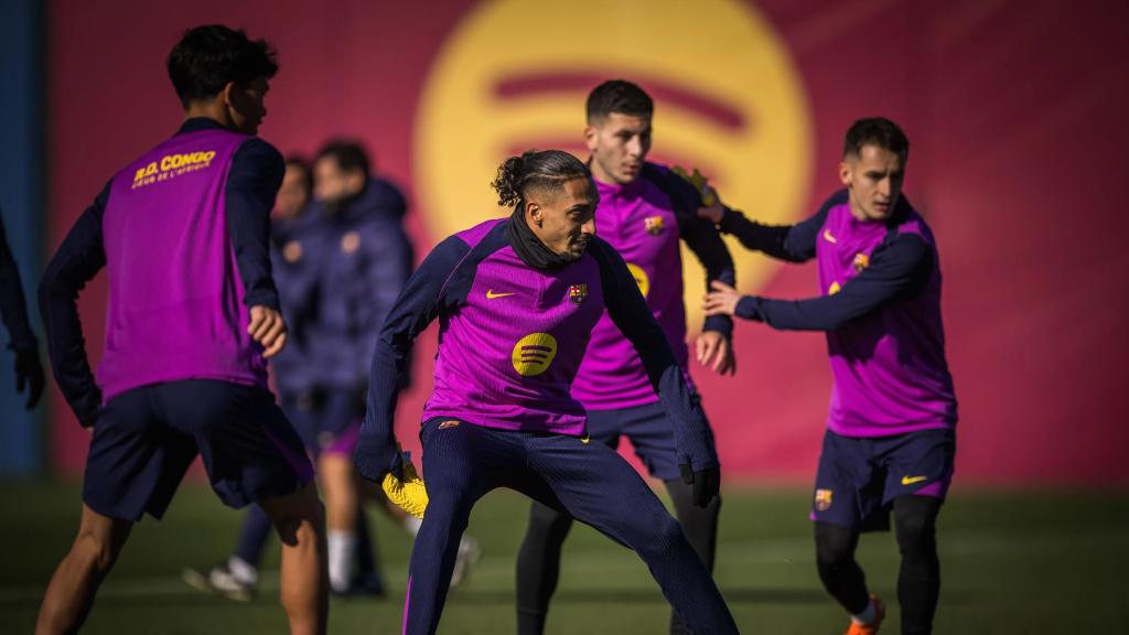Raphinha s'entrena amb la resta de companys abans del Barça-Alabès