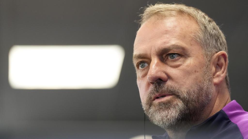 Hansi Flick, serio en la rueda de prensa previa al Barça-Alavés