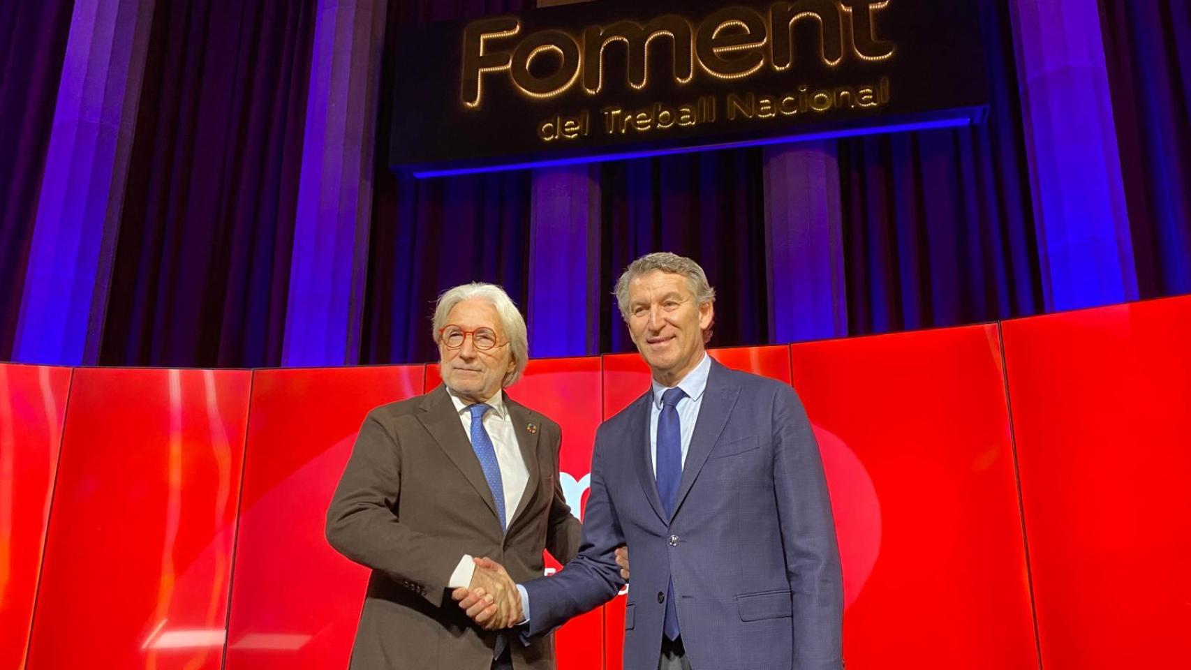 El líder del PP, Alberto Nuñez Feijóo, junto con el presidente de Foment de Treball, Josep Sánchez Llibre
