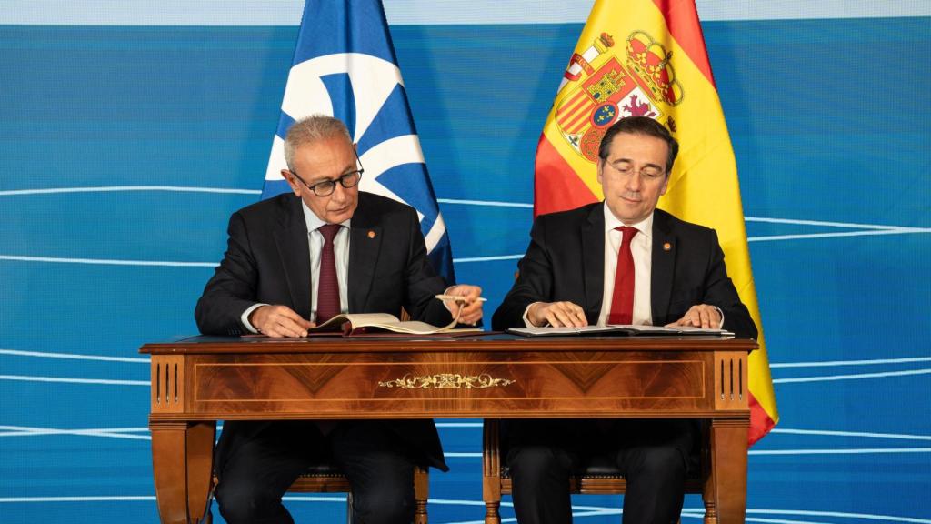 El ministro Albares junto a Nasser Kamel, secretario general de la Unión por el Mediterráneo