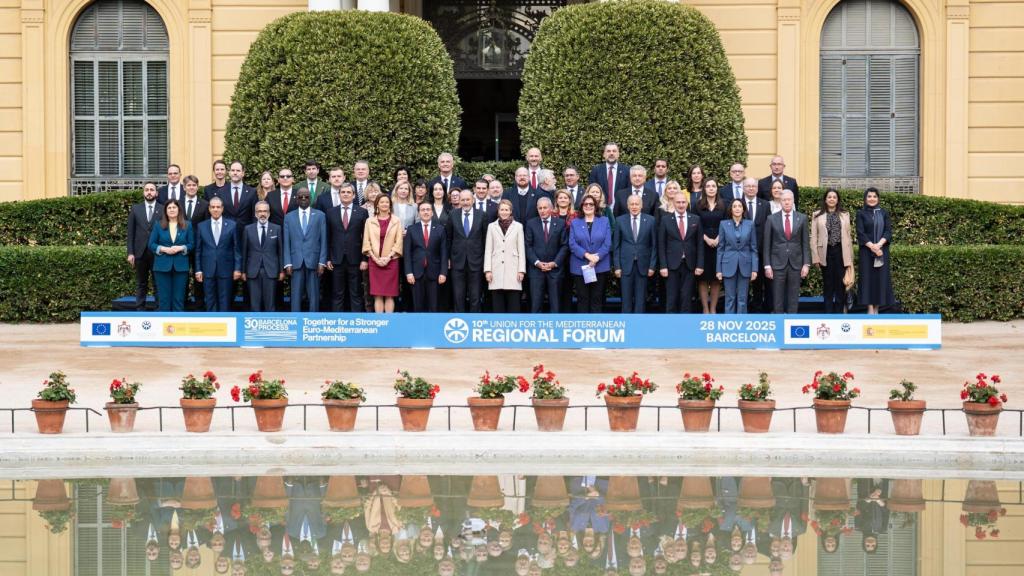 'Foto de familia' del X Foro Regional de la UpM, en la fachada principal del Palau de Pedralbes de Barcelona
