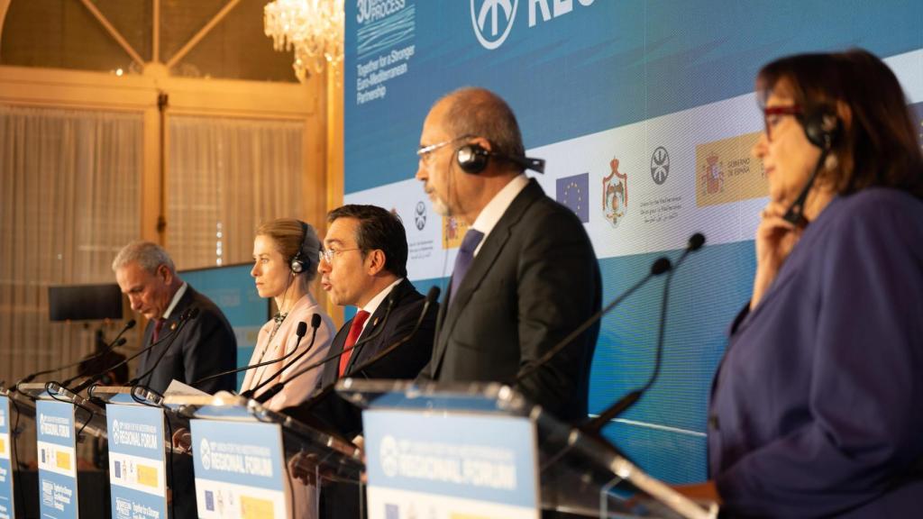 Nasser Kamel, secretario general de la Unión por el Mediterráneo; Kaja Kallas, alta representante de la UE, José Manuel Albares, ministro de Asuntos Exteriores; Ayman Safadi, viceprimer ministro de Jordania; y Dubravka Šuica, comisaria europea para el Mediterráneo.