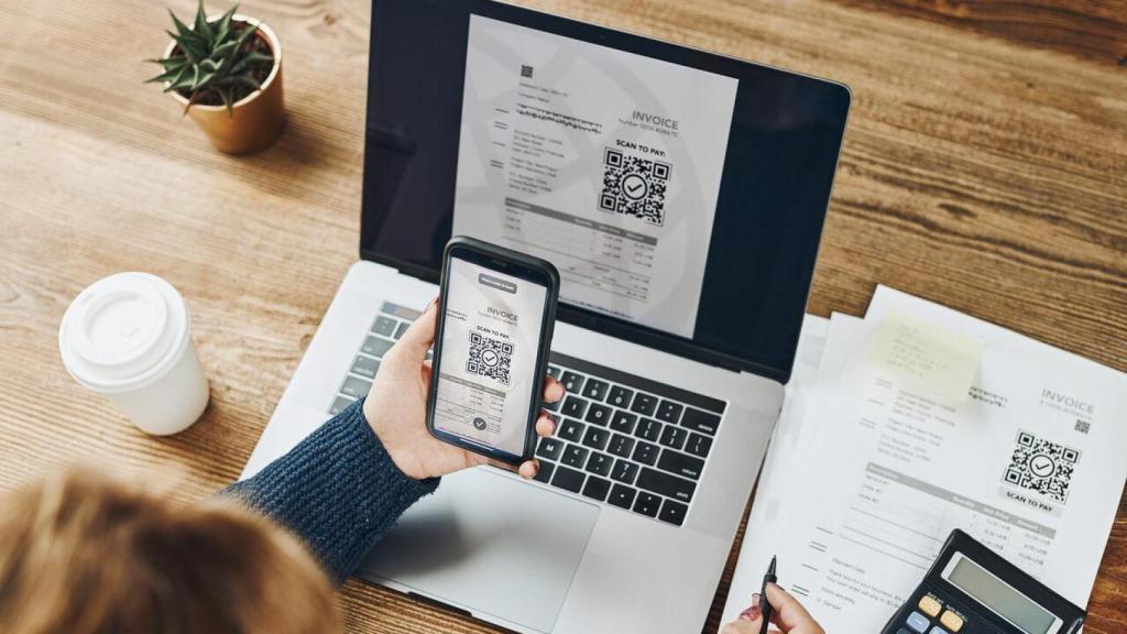 Una mujer escanea un código QR de una factura