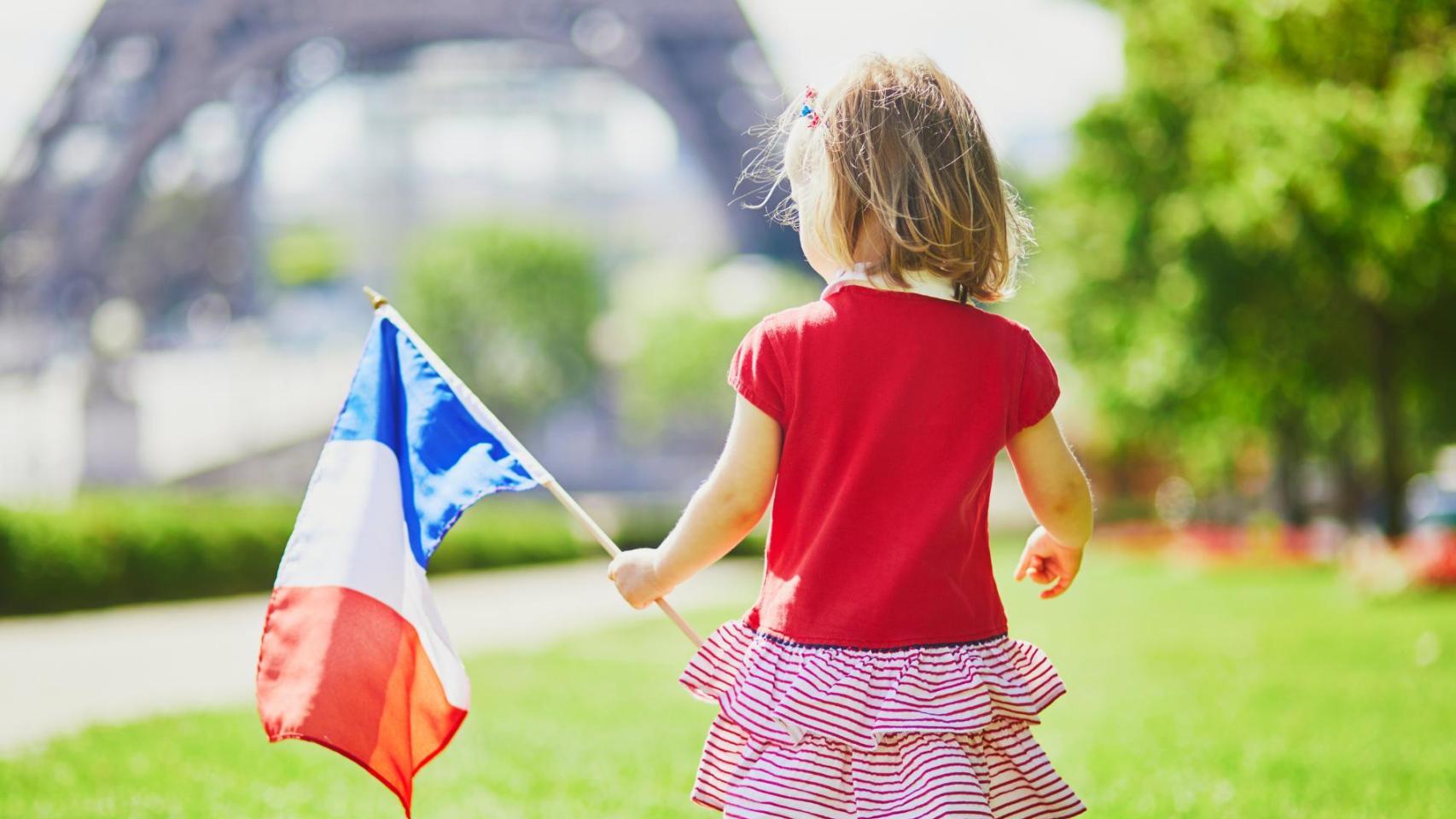Niña con la bandera de Francia