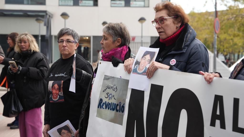 La germana de Montse Careta reivindica la innocència de la jove a les portes del jutjat de Sabadell