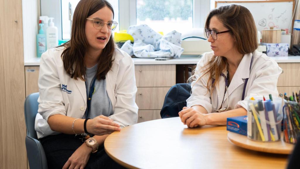 La enfermera Mercè Ferrerons, y Laura Gil, pediatra, de la Unidad de Atención Paliativa Pediátrica.