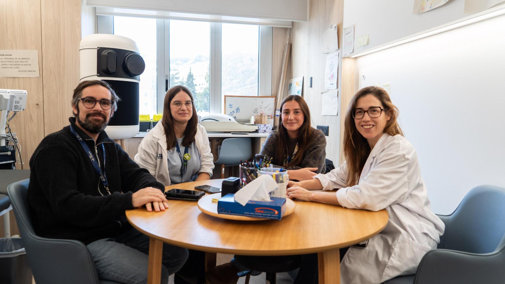 El equipo de la Unidad de Atención Paliativa Pediátrica, de izq. a dcha., Magi Eladi Baños Gala, trabajador social, Merce Ferrerons Sánchez, enfermera, Laura Ramón Calvo, psicóloga, y Laura Gil Juanmiquel, pediatra.