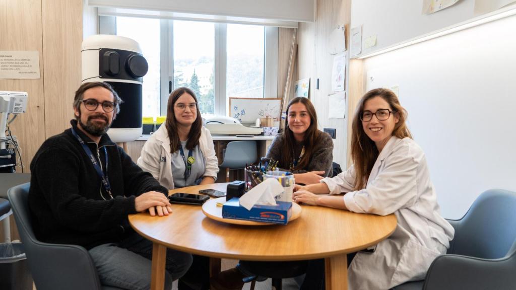 El equipo de la Unidad de Atención Paliativa Pediátrica, de izq. a dcha., Magi Eladi Baños Gala, trabajador social, Merce Ferrerons Sánchez, enfermera, Laura Ramón Calvo, psicóloga, y Laura Gil Juanmiquel, pediatra.