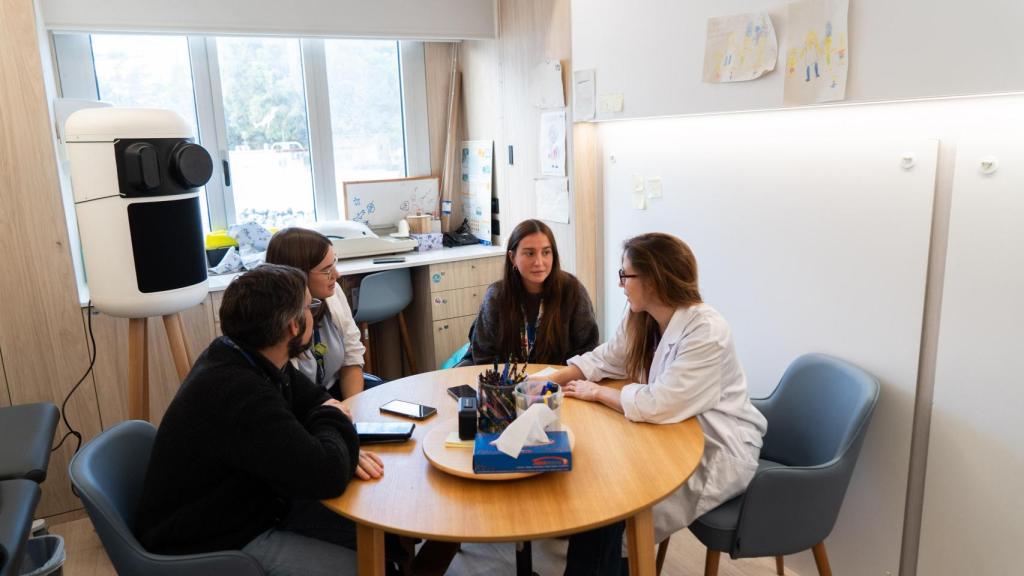 El equipo de la Unidad de Atención Paliativa Pediátrica, de izq. a dcha., Magi Eladi Baños Gala, trabajador social, Merce Ferrerons Sánchez, enfermera, Laura Ramón Calvo, psicóloga, y Laura Gil Juanmiquel, pediatra.