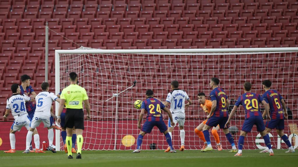 L'acció del primer gol del Deportivo Alabès davant el Barça al Camp Nou