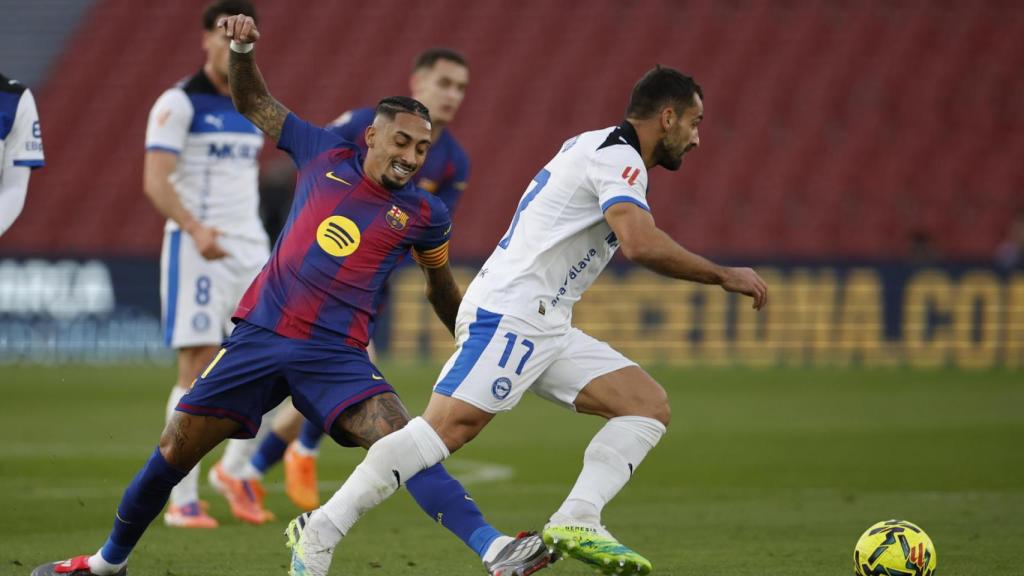 Raphinha lluita per la pilota al Barça-Alabès de la Lliga al Camp Nou