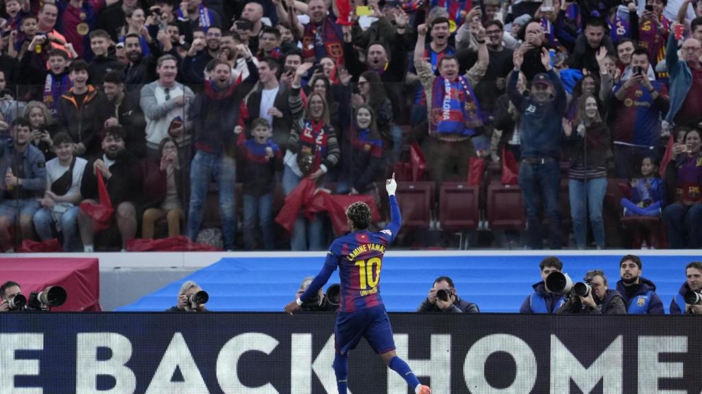 Lamine Yamal celebra el seu gol a la primera part del Barça-Alabès de la Lliga al Camp Nou