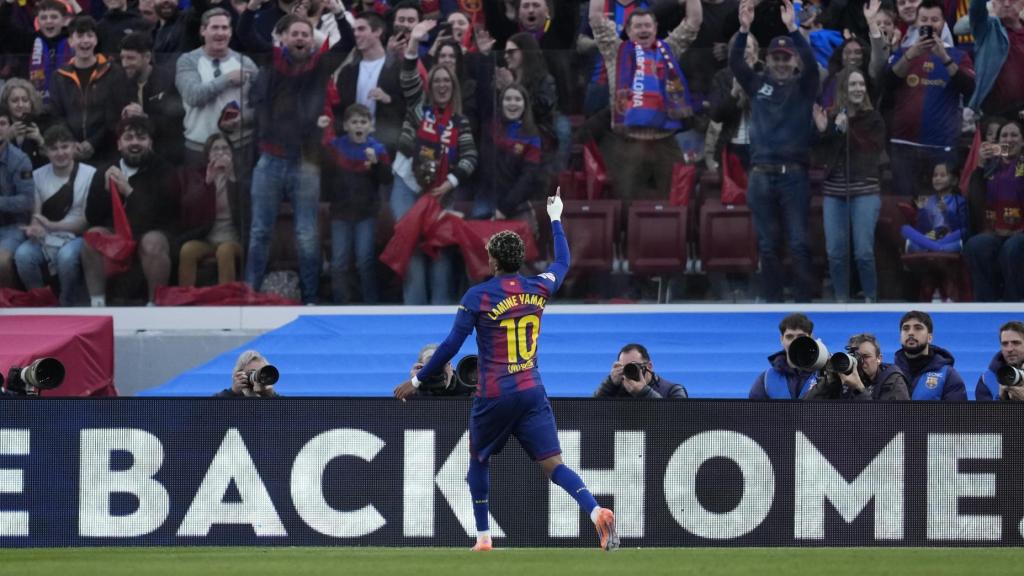 Lamine Yamal celebra el seu gol a la primera part del Barça-Alabès de la Lliga al Camp Nou