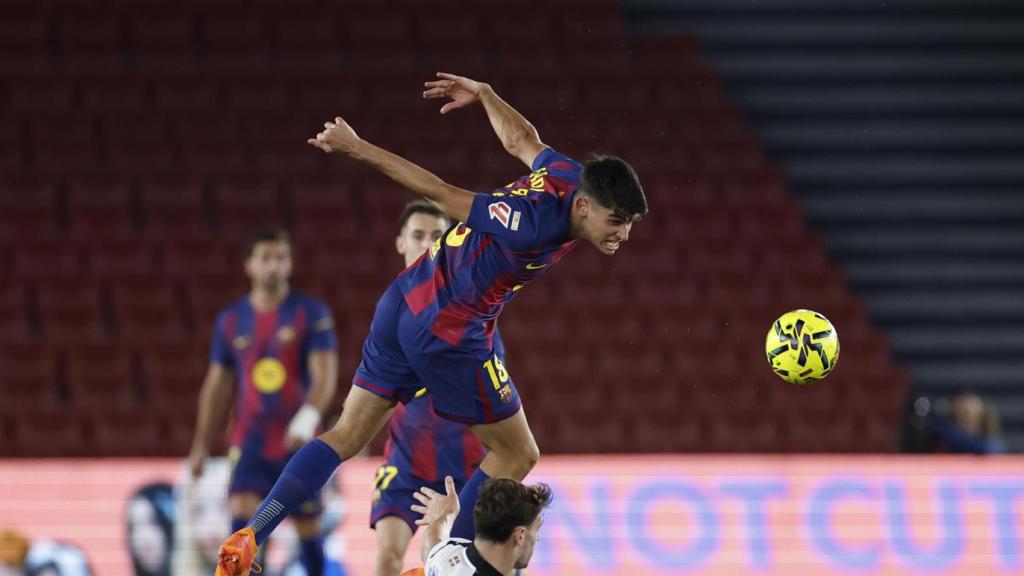 Gerard Martín remata de cap la pilota al Barça-Alabès