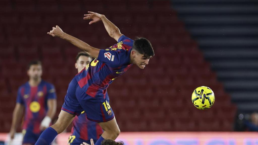 Gerard Martín remata de cap la pilota en el Barça-Alabès