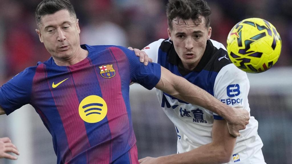 Lewandowski pateix per protegir una pilota durant el Barça-Alabès