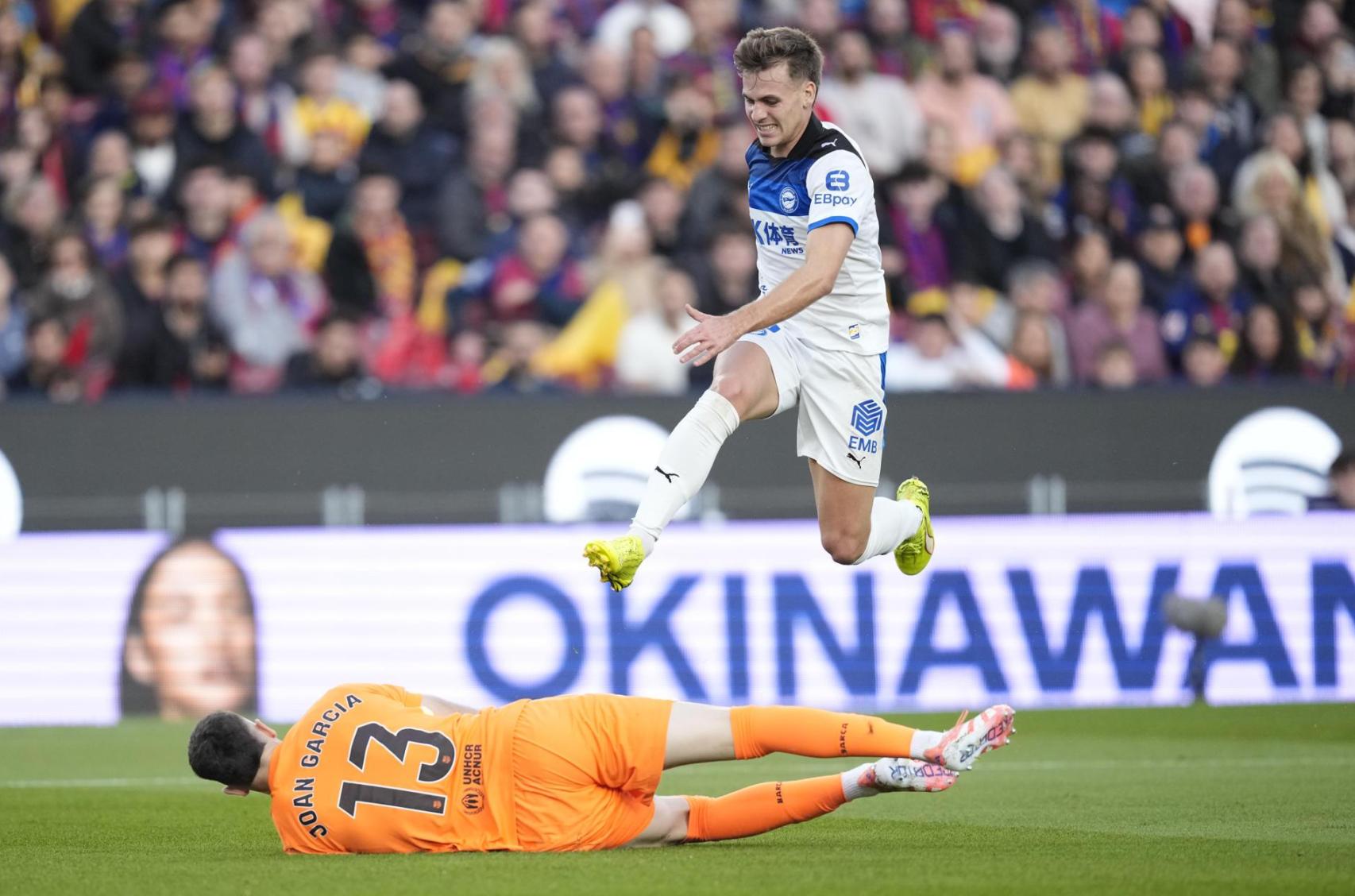 Joan García atura una pilota al Barça-Alavés