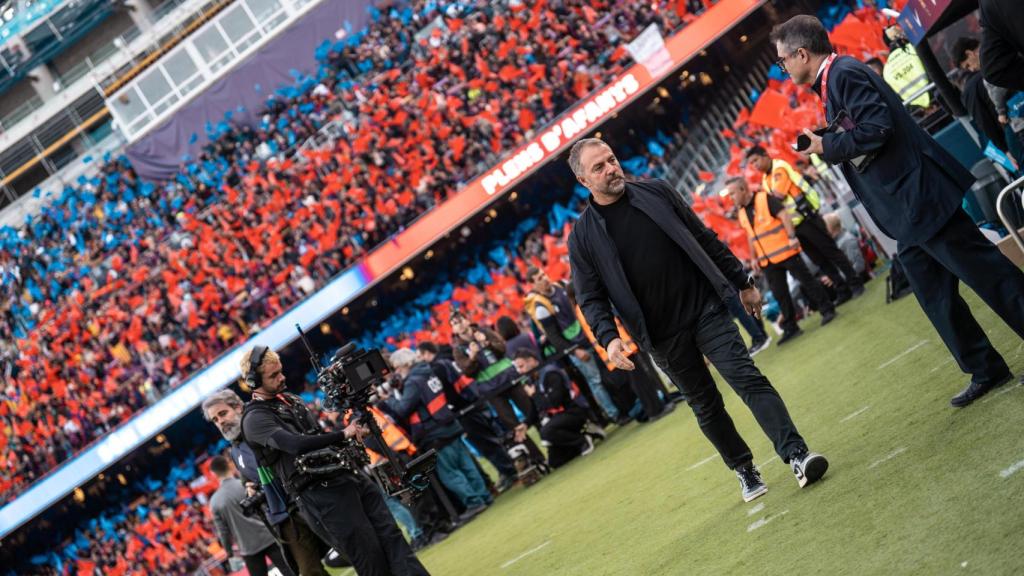 Hansi Flick en el césped del Camp Nou antes del Barça-Alavés