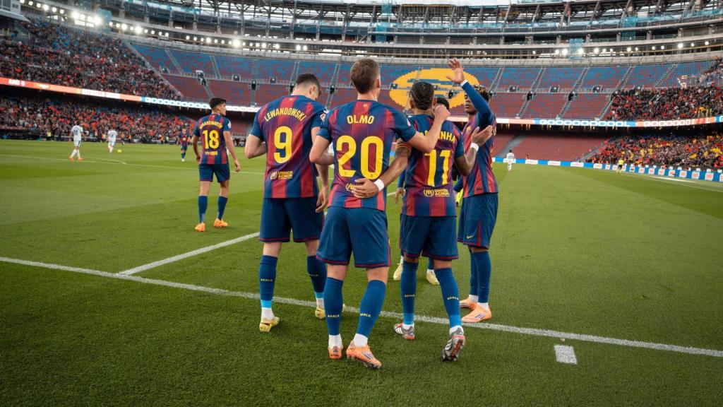 El Barça celebra el primer gol de Dani Olmo a l'Alabès