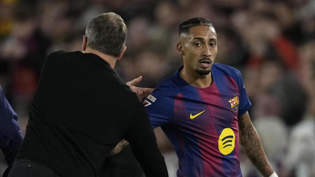 Hansi Flick saluda a Raphinha en el Barça-Alavés