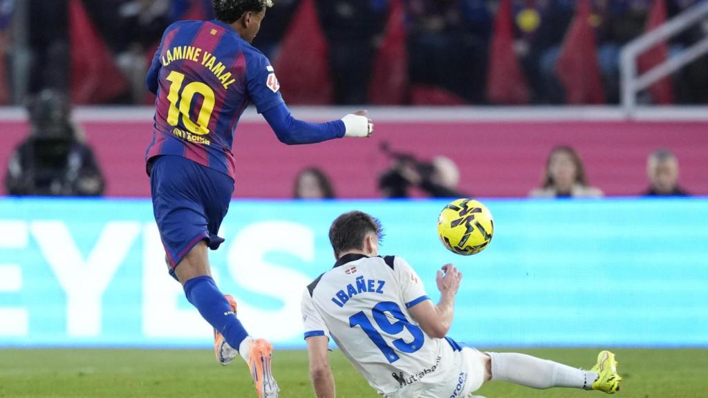 Lamine Yamal prueba un regate en el Barça-Alavés