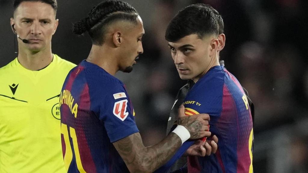 Raphinha le da el brazalete a Pedri en su cambio en el Barça-Alavés