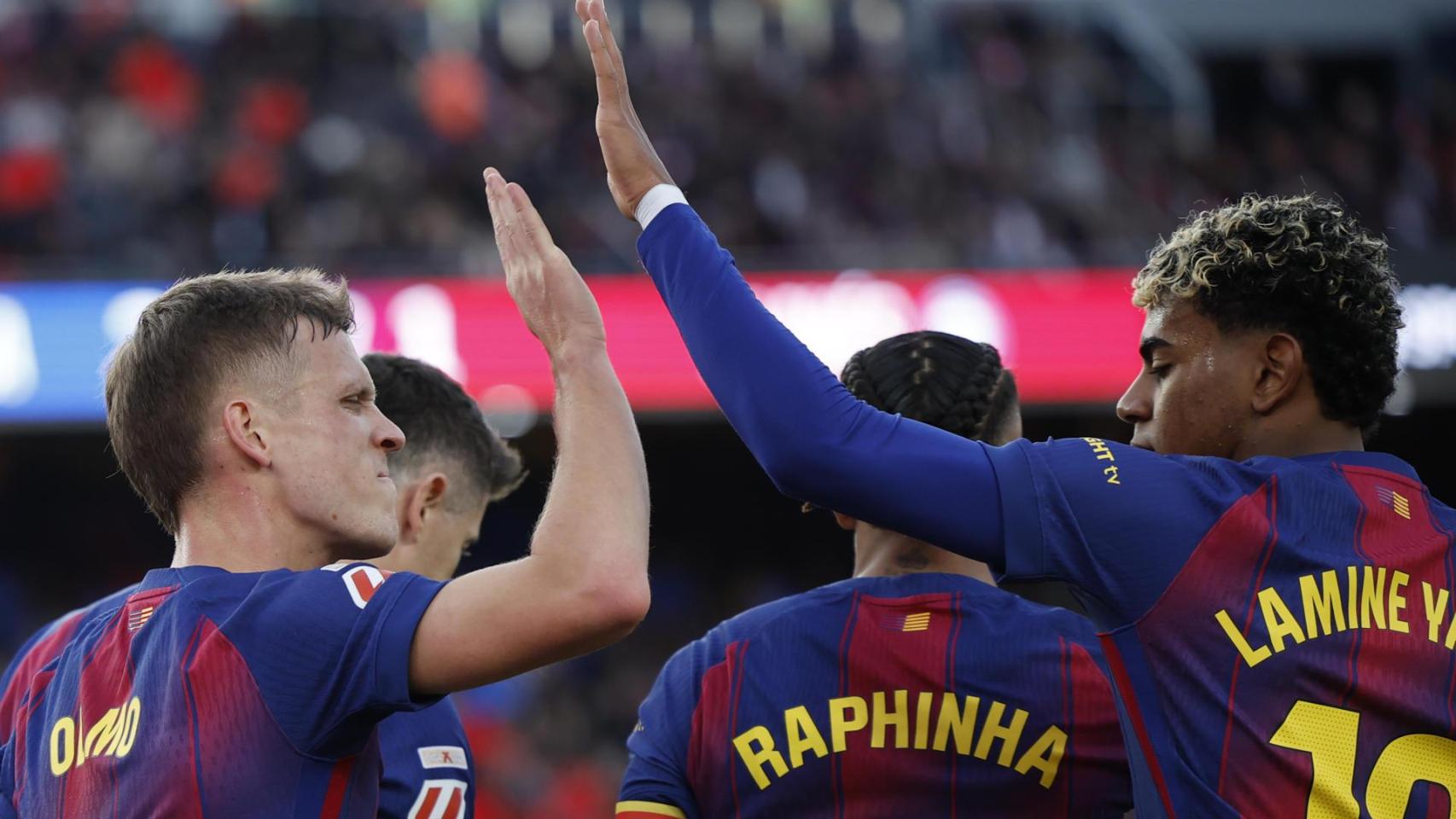Dani Olmo y Lamine Yamal celebran un gol en el Barça-Alavés