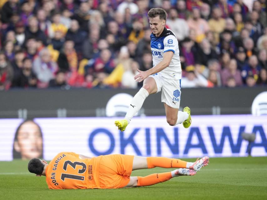 Joan García para un balón en el Barça-Alavés