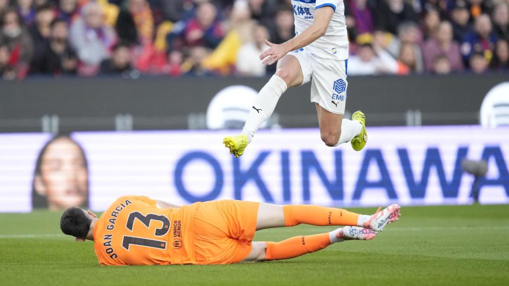 Joan García para un balón en el Barça-Alavés