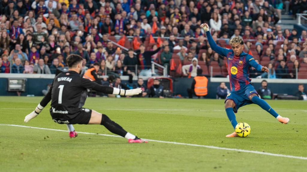 Lamine Yamal regatea al portero del Alavés