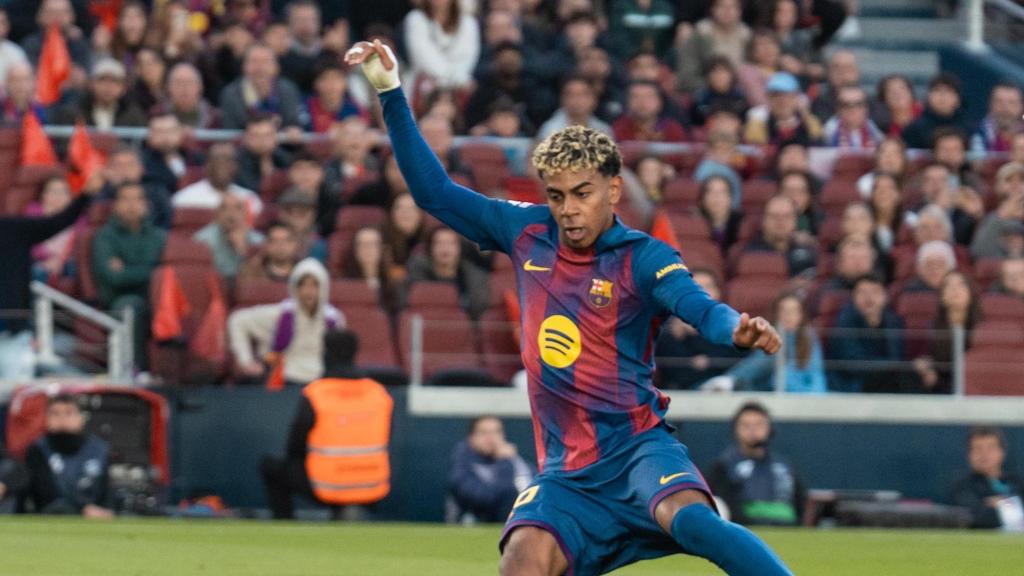 Lamine Yamal regatea al portero del Alavés