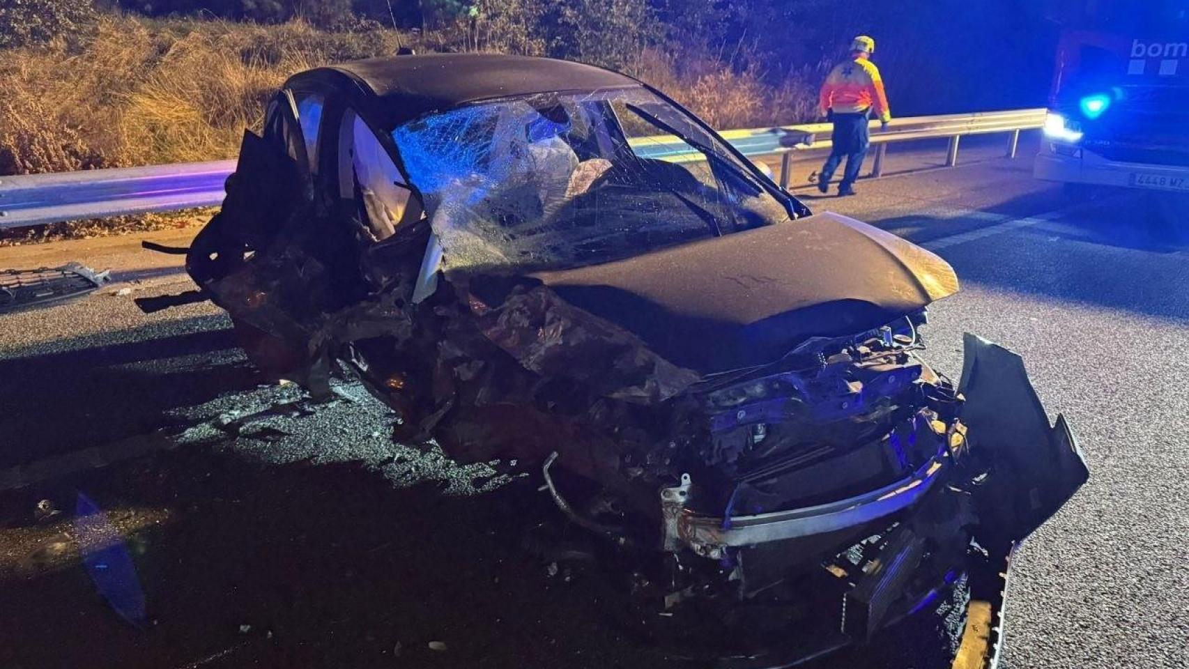 El coche accidentado con un autobús en Aiguaviva