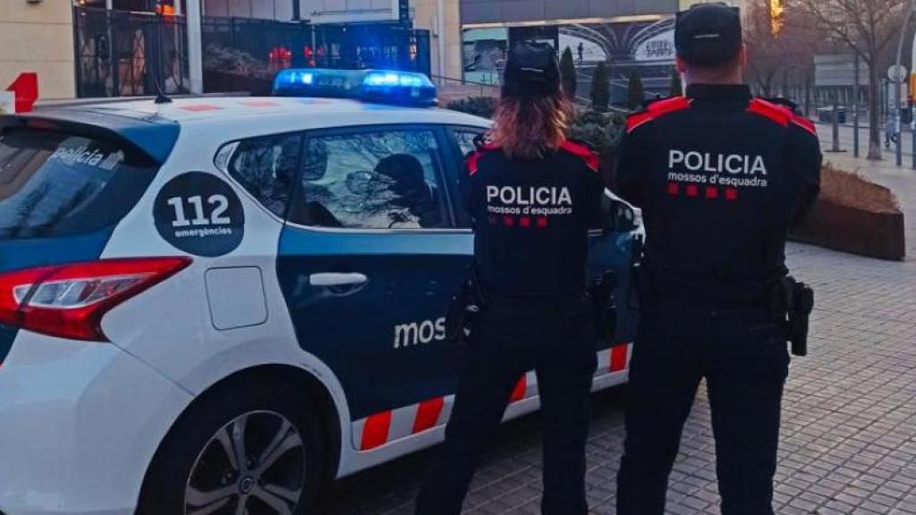 Dos Mossos en el distrito de Sant Andreu de Barcelona en una imagen de archivo