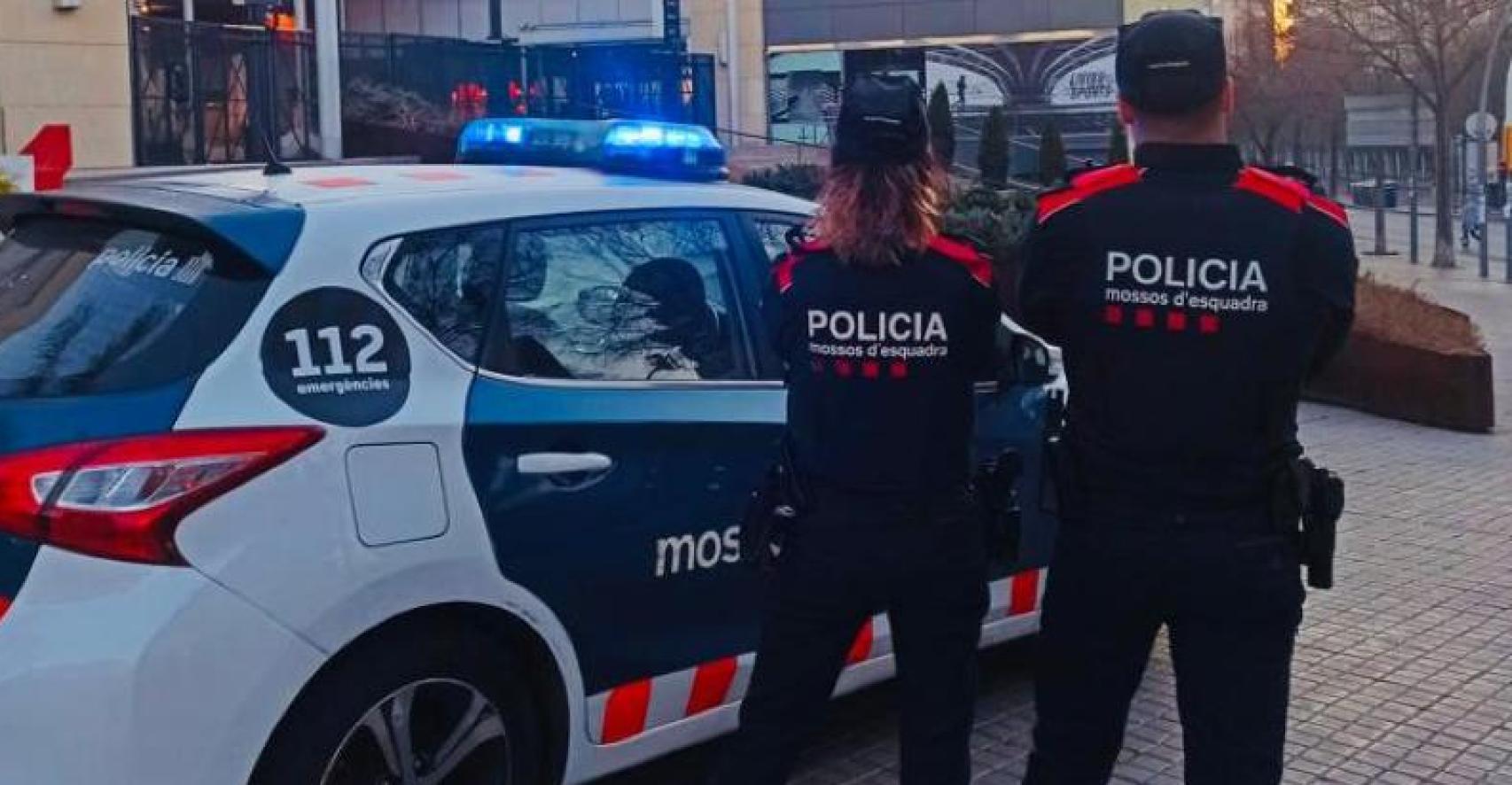 Dos Mossos en el distrito de Sant Andreu de Barcelona en una imagen de archivo