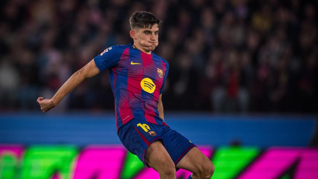 Gerard Martín donant una passada durant el Barça-Alavés