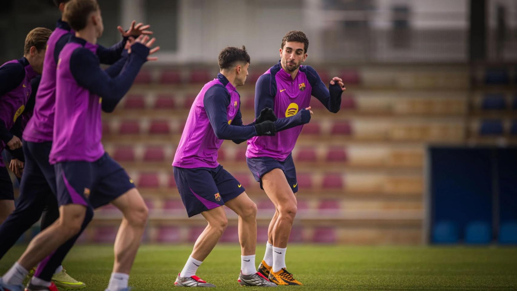 Pedri y Ferran Torres se entrenan tras la victoria ante el Alavés