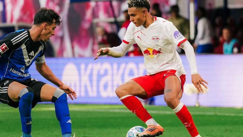 Antonio Nusa encarar un defensor amb el RB Leipzig