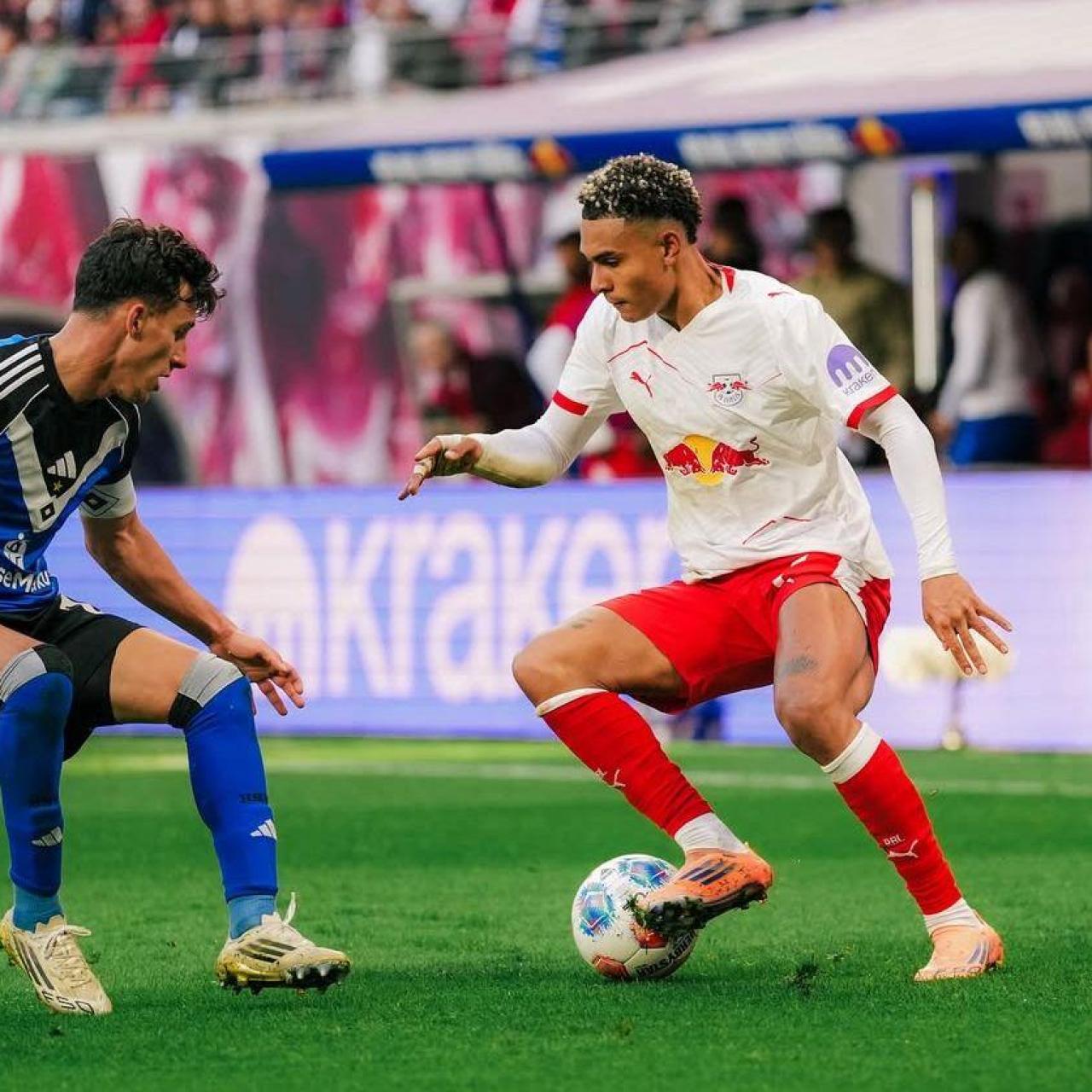 Antonio Nusa s'encara a un defensor amb el RB Leipzig