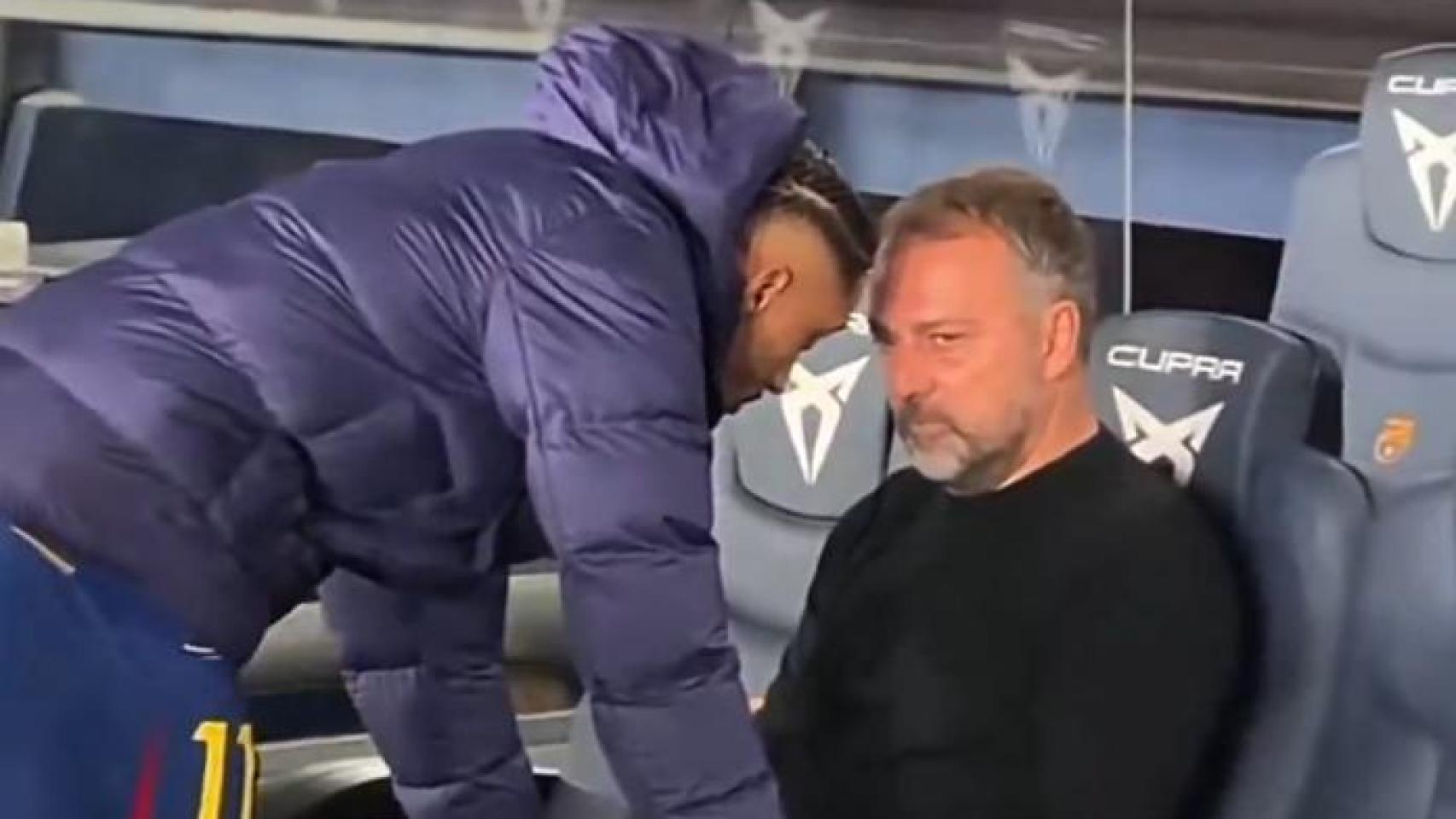 La desconcertante imagen de Hansi Flick con Raphinha tras el Barça-Alavés: preocupación máxima