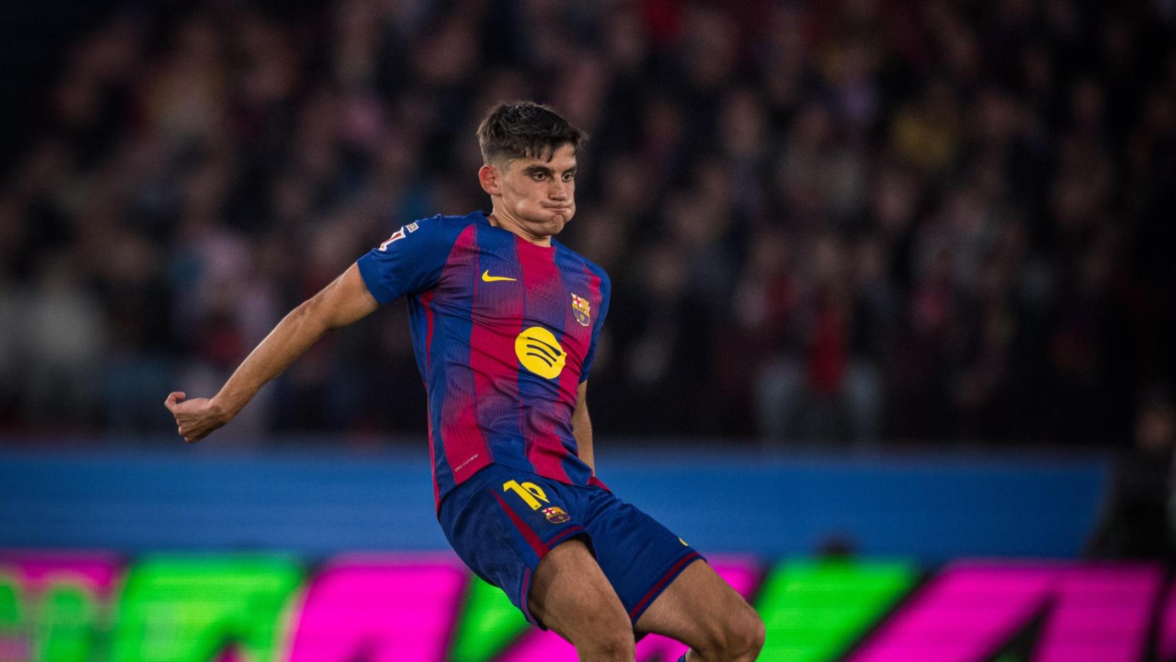 Gerard Martín dando un pase durante el Barça-Alavés