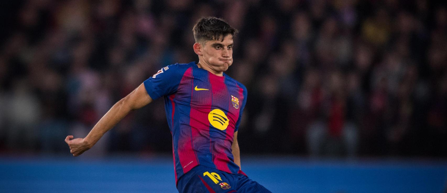 Gerard Martín dando un pase durante el Barça-Alavés