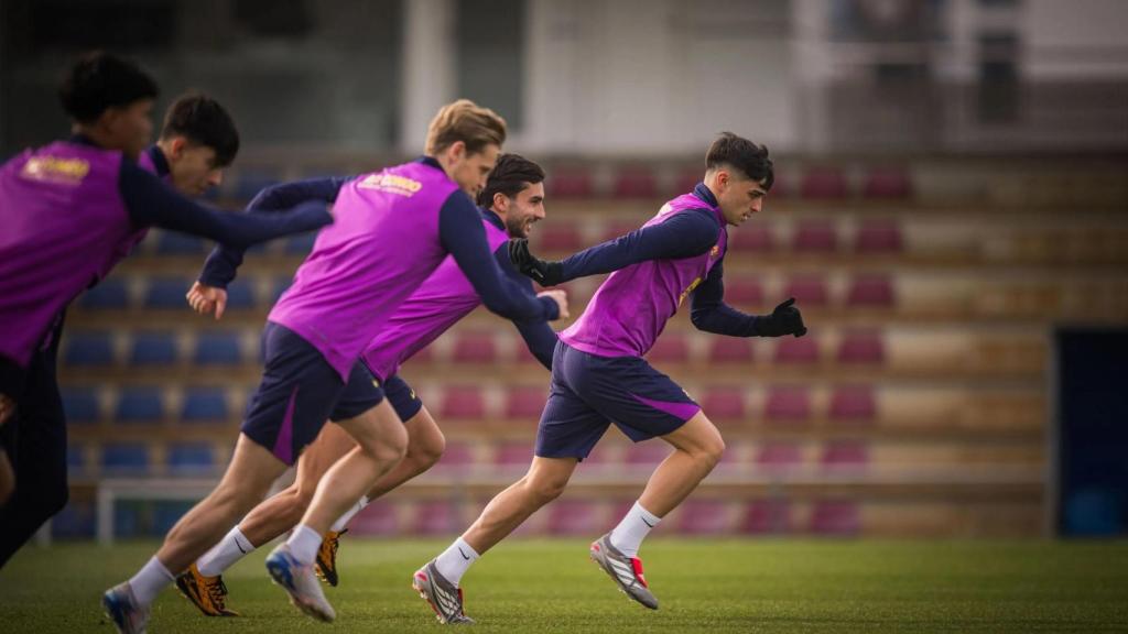 Pedri, Ferran Torres y Frenkie de Jong, a máxima velocidad en un entrenamiento del Barça