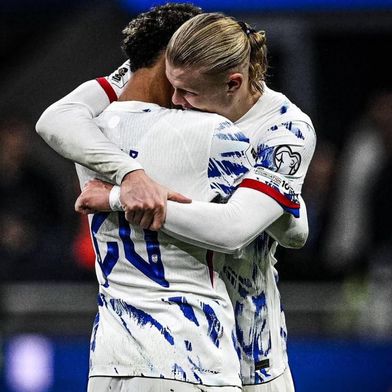 Antonio Nusa abraza a Erling Haaland en el Italia-Noruega