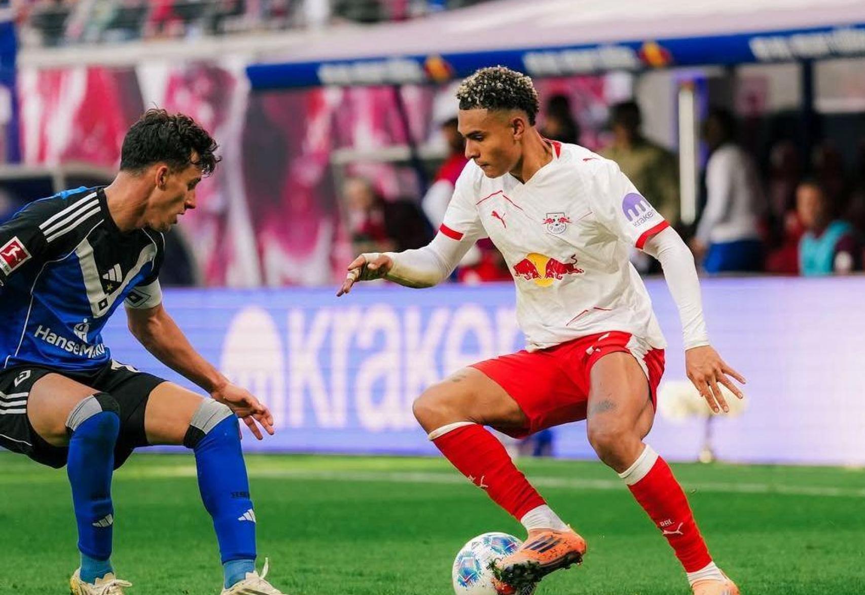 Antonio Nusa encara a un defensor con el RB Leipzig