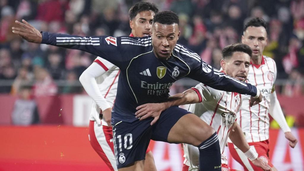 Kylian Mbappé es agarrado en el Girona-Real Madrid