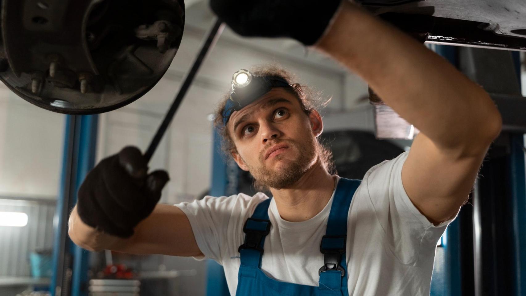Mecánico en el taller / Freepik