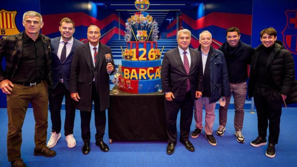 La plana major del Barça en matèria esportiva amb el president Laporta envoltat pels seus homes de confiança: Masip, Joan Solé, Rafa Yuste, Echevarría, Deco i Bojan