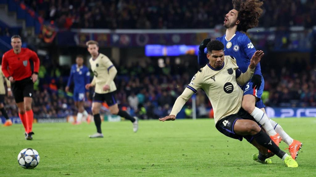 La dura entrada de Ronald Araujo sobre Marc Cucurella, que le costó la expulsión