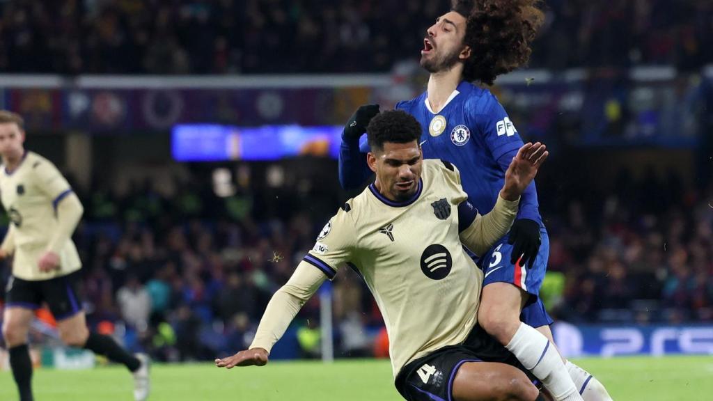 La dura entrada de Ronald Araujo sobre Marc Cucurella, que le costó la expulsión